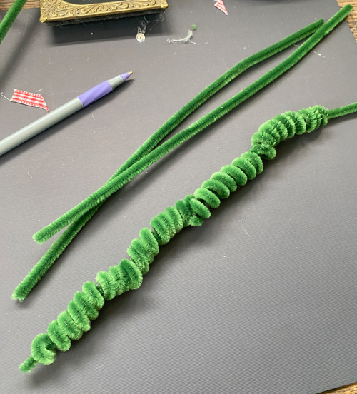 Learn how to make DIY Pipe Cleaner Wreaths with this easy step-by-step tutorial! Perfect for ornaments, gift tags, and holiday décor.