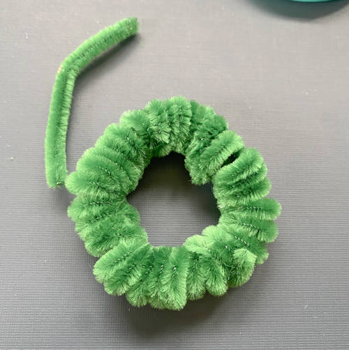 Learn how to make DIY Pipe Cleaner Wreaths with this easy step-by-step tutorial! Perfect for ornaments, gift tags, and holiday décor.