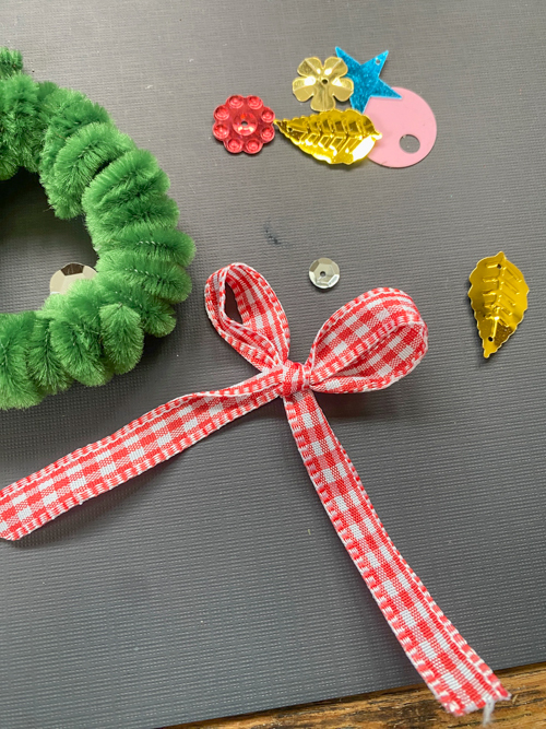 Learn how to make DIY Pipe Cleaner Wreaths with this easy step-by-step tutorial! Perfect for ornaments, gift tags, and holiday décor.