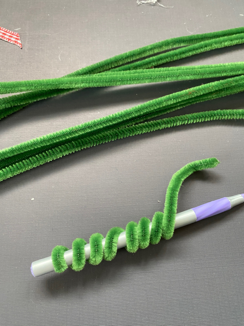 Learn how to make DIY Pipe Cleaner Wreaths with this easy step-by-step tutorial! Perfect for ornaments, gift tags, and holiday décor.