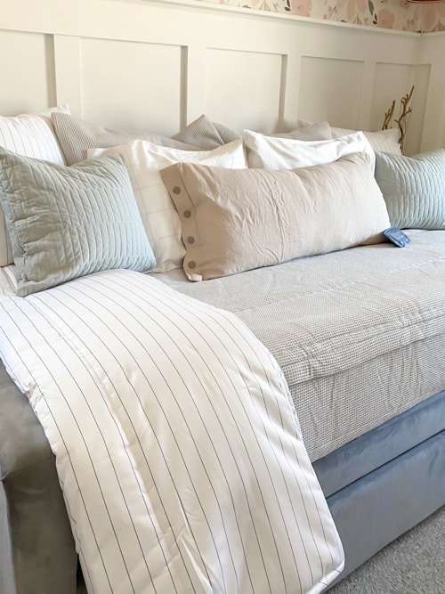 Looking for cozy neutral bedroom ideas? Explore beautiful, simple bedroom inspiration that will help you create a calm, warm, and inviting space.