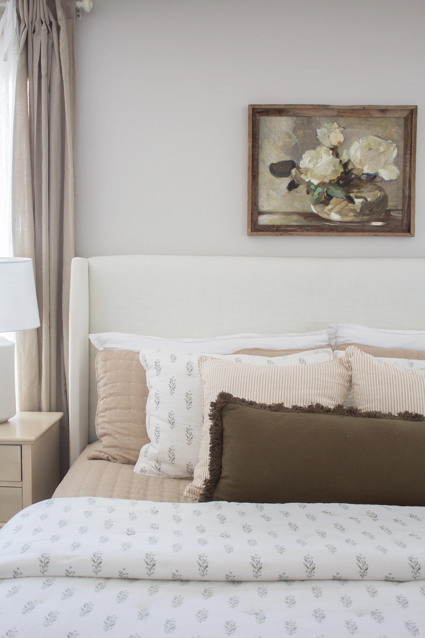 Looking for cozy neutral bedroom ideas? Explore beautiful, simple bedroom inspiration that will help you create a calm, warm, and inviting space.