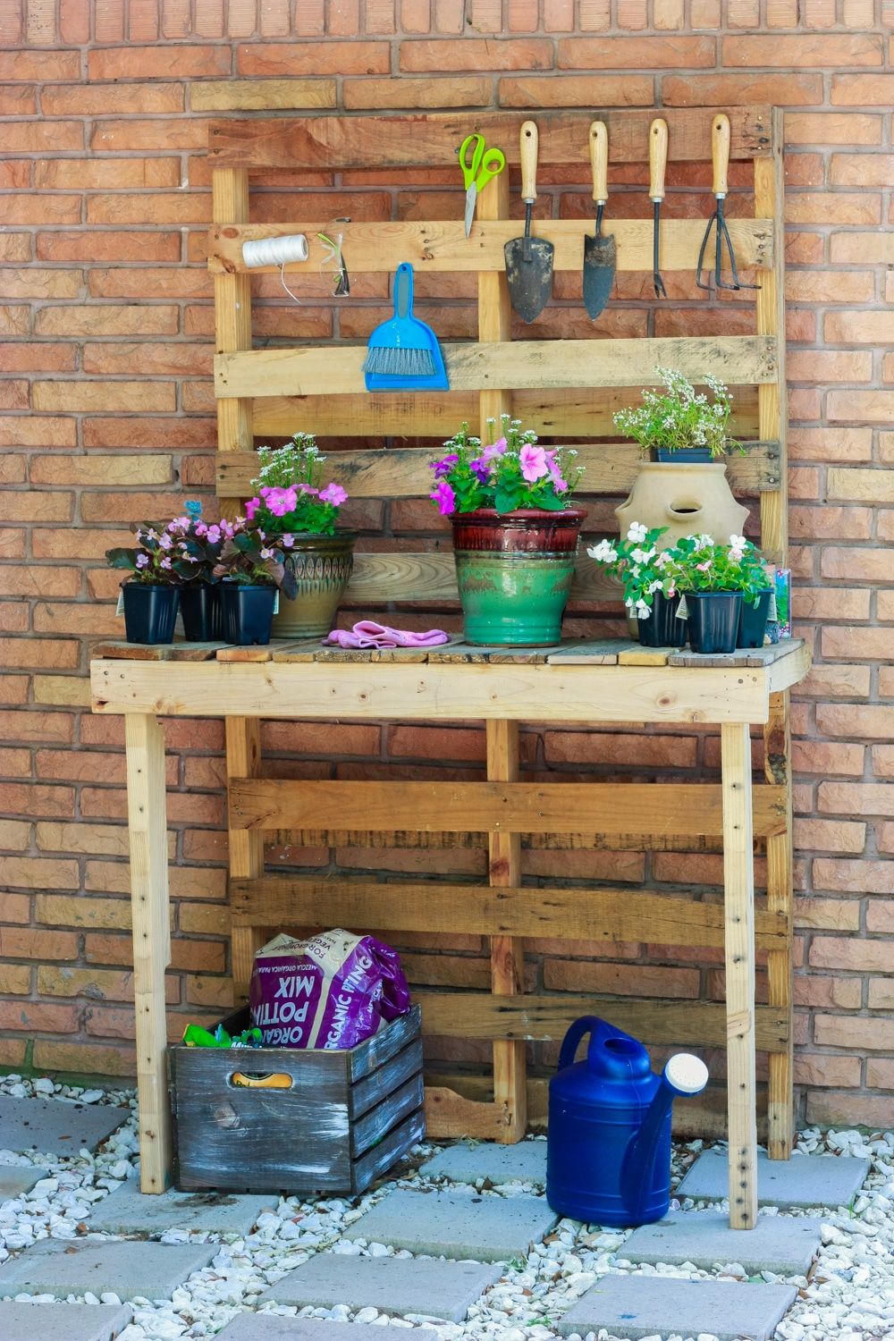 Looking for outdoor pallet projects? Discover creative, budget-friendly pallet ideas for patios, porches, and backyards with direct links to step-by-step tutorials.