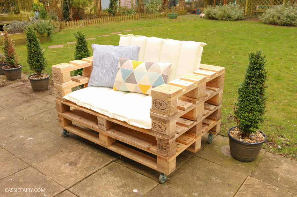 Looking for outdoor pallet projects? Discover creative, budget-friendly pallet ideas for patios, porches, and backyards with direct links to step-by-step tutorials.