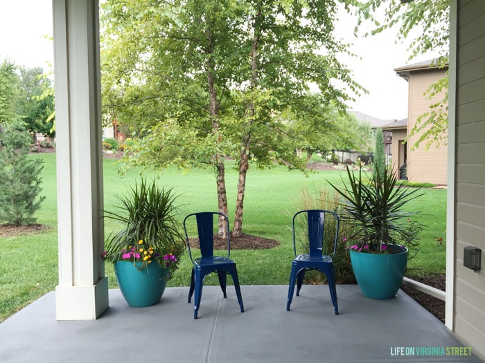 Looking for concrete patio makeovers? Get inspired with budget-friendly ideas to transform any concrete patio into a beautiful outdoor area.