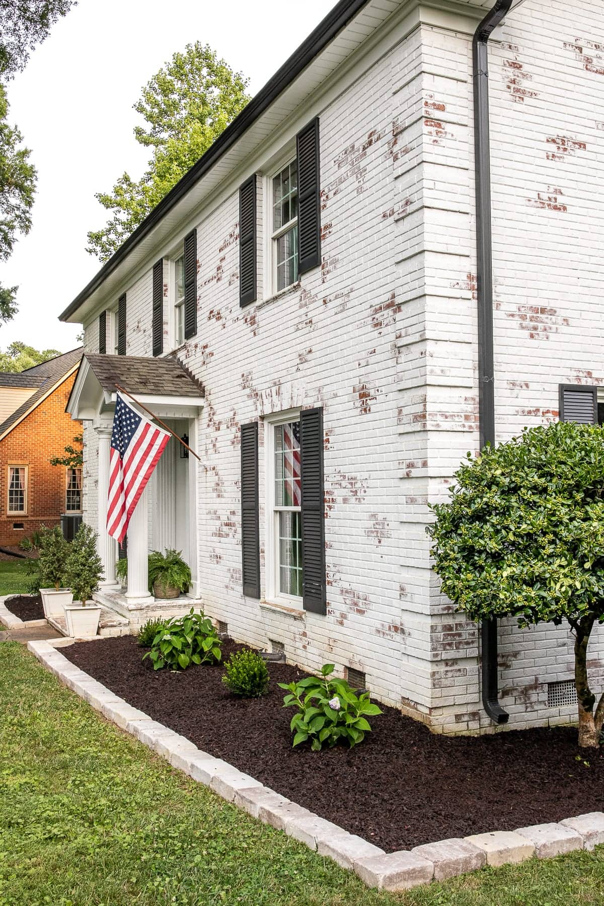 Looking for simple flower bed ideas? Discover creative, budget-friendly ways to design beautiful flower beds that add charm and curb appeal to any home.