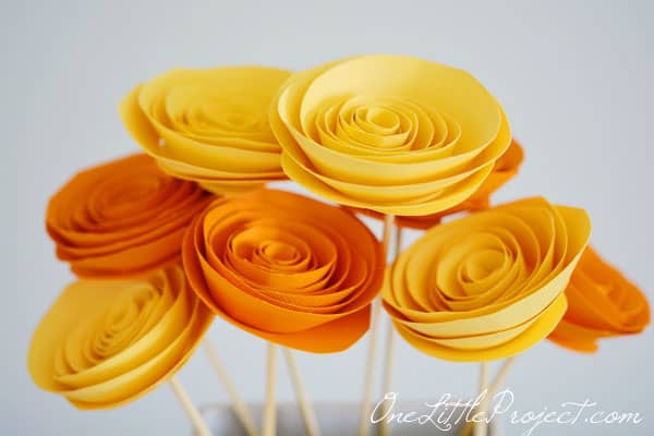 Easy paper flower crafts that are simple, affordable, and fun to make. Creative DIY flower ideas perfect for home decor and seasonal projects.