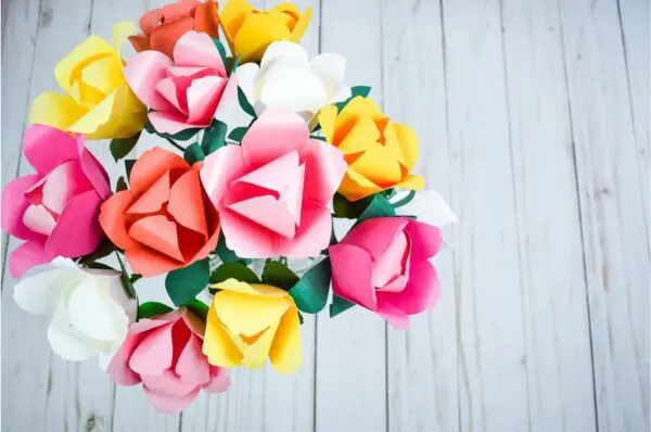 Easy paper flower crafts that are simple, affordable, and fun to make. Creative DIY flower ideas perfect for home decor and seasonal projects.