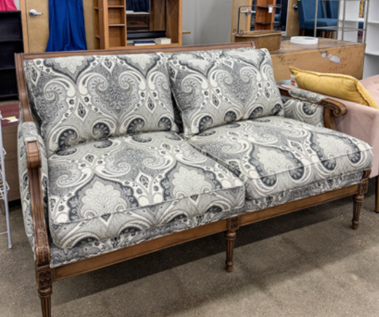 Furniture Makeovers That Sell Fast: discover proven ideas, colors, and furniture types that flip quickly so you can make more profit faster.