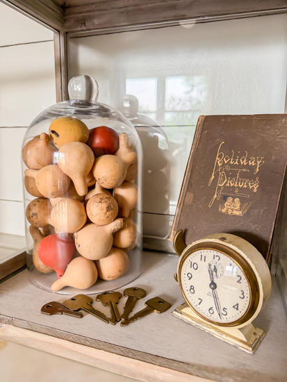 Vintage fall decor ideas using thrifted finds, warm fall colors, and vintage-inspired pieces. Learn how to create a cozy, collected fall home.