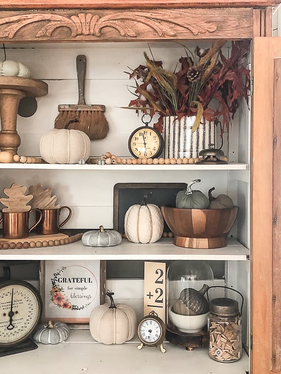 Vintage fall decor ideas using thrifted finds, warm fall colors, and vintage-inspired pieces. Learn how to create a cozy, collected fall home.